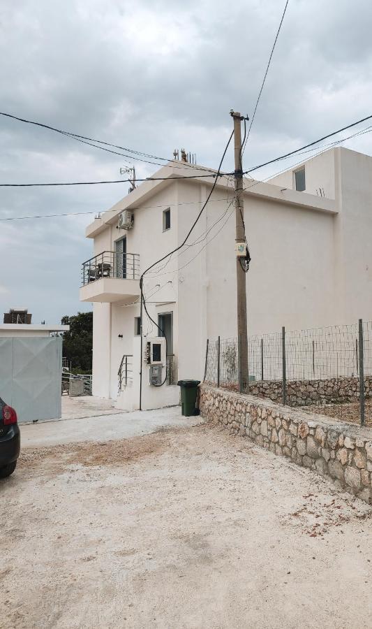 Petros Rooms Himare Exterior photo