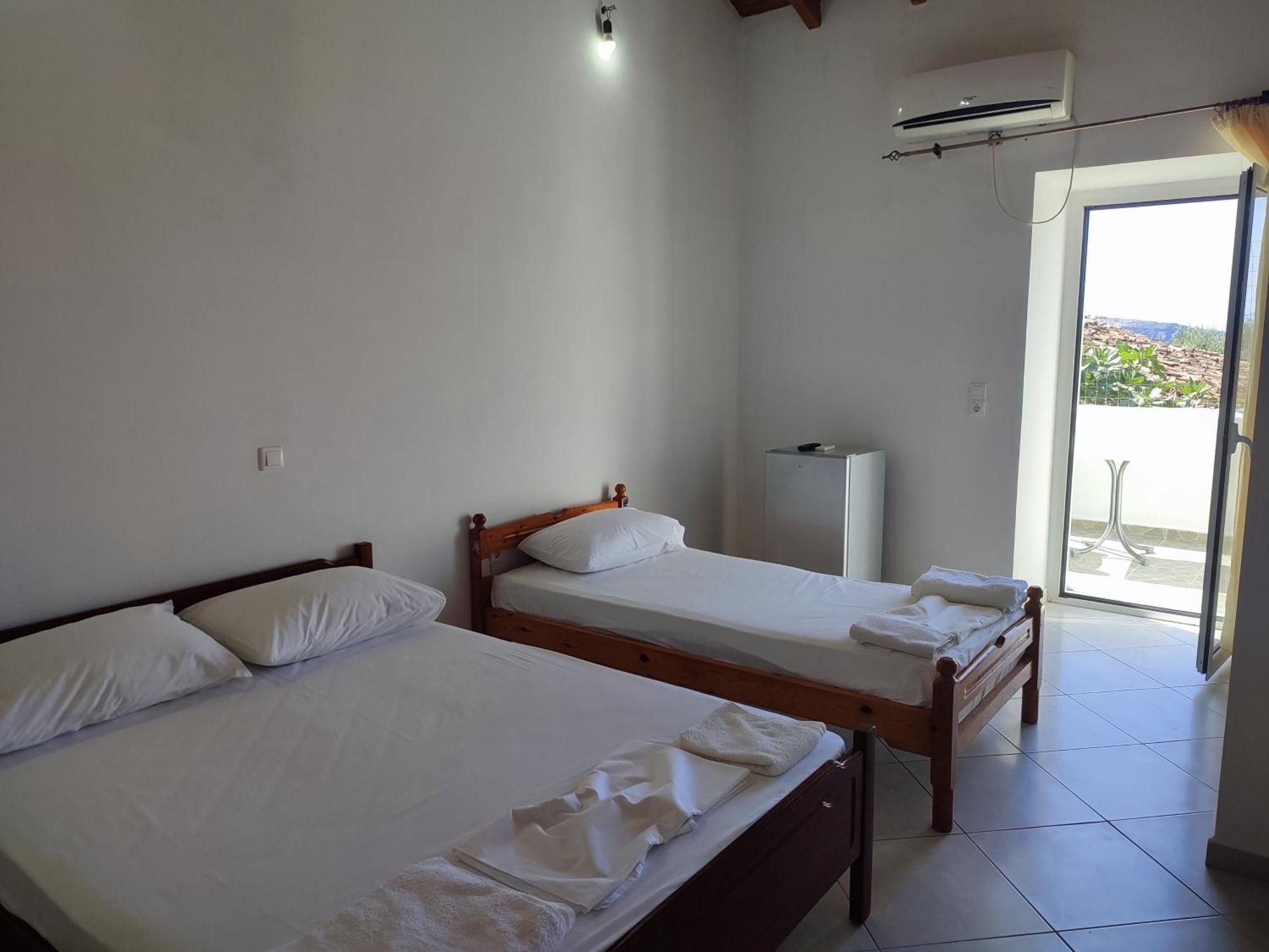 Petros Rooms Himare Exterior photo