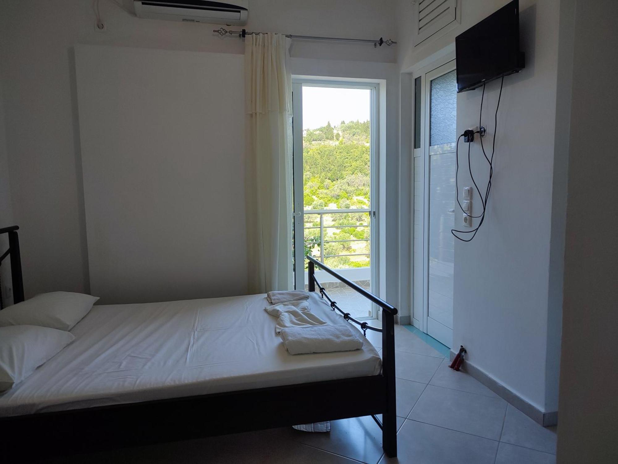 Petros Rooms Himare Room photo