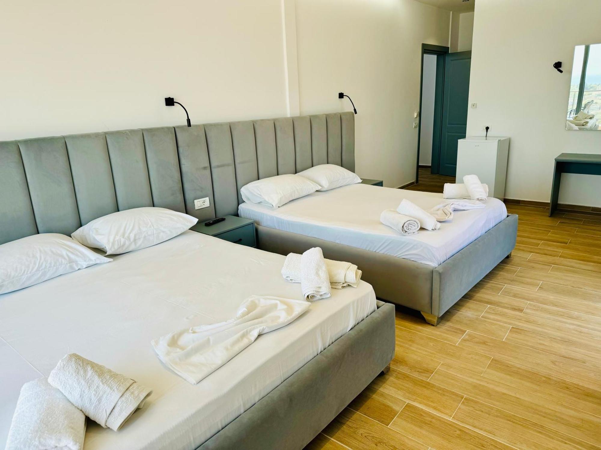 Petros Rooms Himare Exterior photo